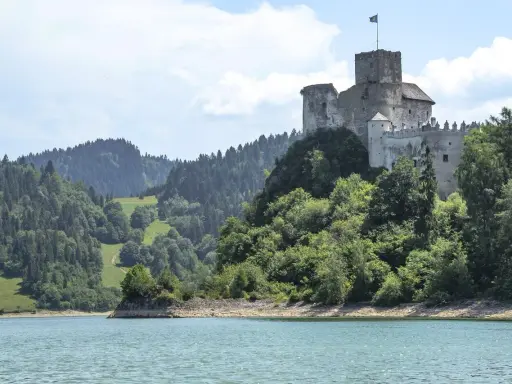 Zamek w Niedzicy, jedna z głównych atrakcji Pienin, góruje nad jeziorem.