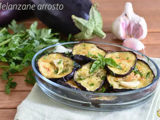 Melanzane grigliate al forno, condite con aglio e prezzemolo, pronte per essere gustate.