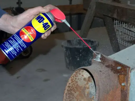 WD-40 wird auf rostigen Stahl gesprüht, um Rost von Edelstahl zu entfernen und die Teile wieder gängig zu machen.