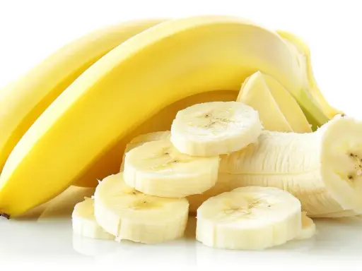 Kilka żółtych bananów, jeden obrany i pokrojony w plastry. Idealny na problemy z jelitami, taki banan przy biegunce to ratunek.