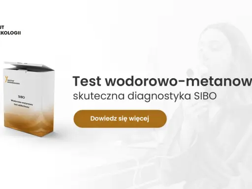 Test wodorowo-metanowy do diagnostyki SIBO, opakowanie testu i osoba wykonująca badanie.