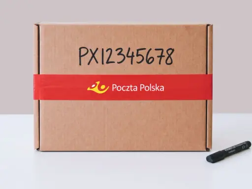 Paczka z numerem PX12345678 gotowa do wysyłki. Poczta Polska zadba o jej bezpieczny transport.