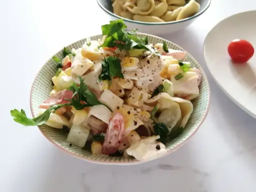 Pyszna, kremowa najlepsza sałatka z tortellini z warzywami i ziołami, idealna na każdą okazję.