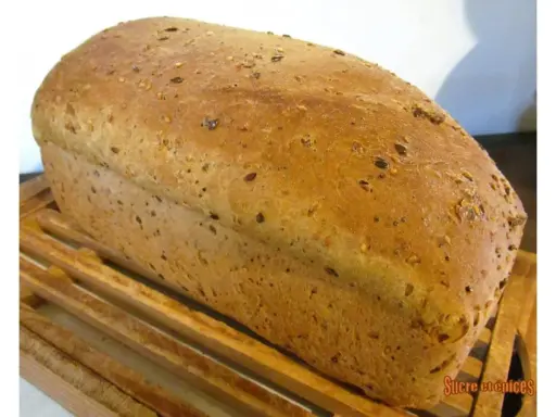 Pain aux graines doré, prêt à être dégusté. Une recette maison qui sent bon le terroir.