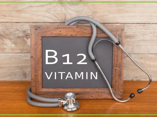 Tablica z napisem "B12 VITAMIN" i stetoskopem. Czy wysoki poziom B12 to powód do niepokoju?