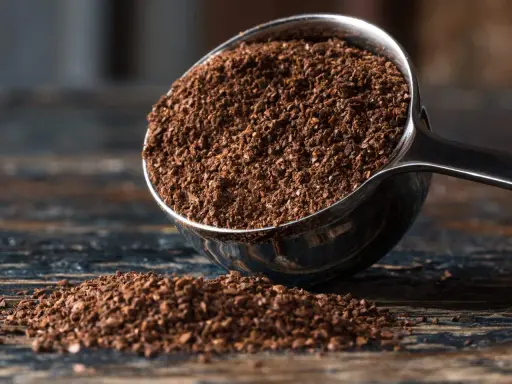 Ein Löffel voller grober Kaffee, bereit für den Morgenkaffee.