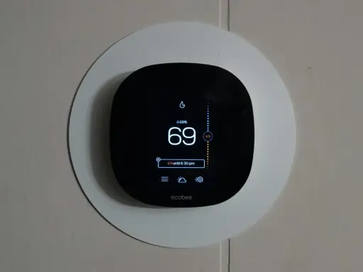 Termostato Ecobee su muro, imposta a 69 gradi. Un termostato in ogni stanza per il comfort ideale.