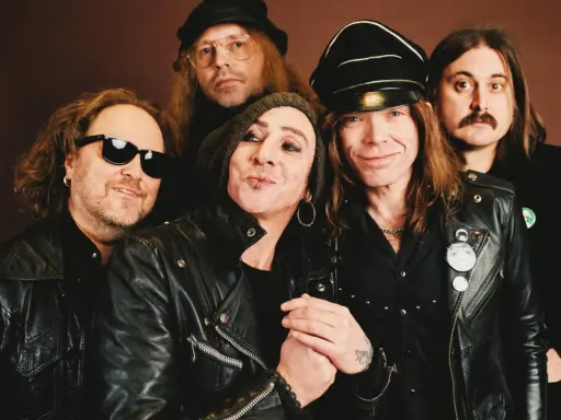 Medlemmar av The Hellacopters poserar tillsammans, klädda i läderjackor och med rockiga frisyrer.