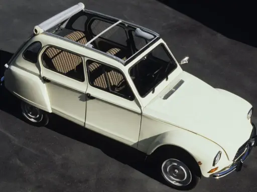 Un clásico Dyane 6 blanco con techo corredizo abierto, listo para un paseo.
