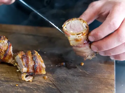 Ein saftiges Wildschweinfilet, in Speck gewickelt und knusprig gebraten. Dieses Rezept für Wildschweinfilet ist ein Genuss!