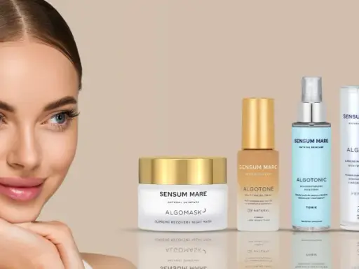 Kobieta z gładką cerą obok produktów SENSUM MARE: kremu Algomask, toniku Algotonic, serum Algopro i kremu Algorich.