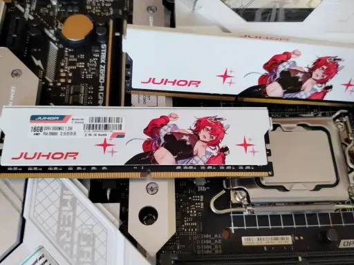 Pamięć RAM, co to? Moduły JUHOR DDR4 z anime girl na radiatorach, zamontowane na płycie głównej.