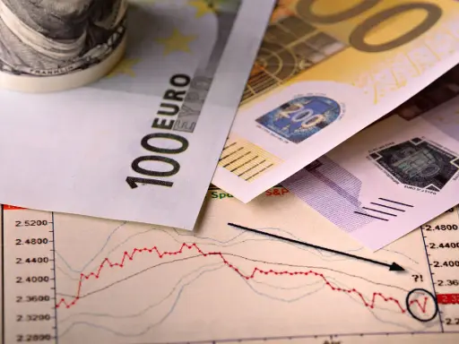 Euro banknoty i wykres giełdowy. Czyżby nadgodziny w niedzielę?