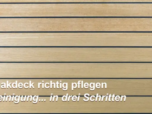 Nahaufnahme eines Teakdecks auf einem Boot. Die Holzplanken sind hellbraun mit dunklen Fugen. Der Text "Teakdeck richtig pflegen. Reinigung... in drei Schritten" ist zu sehen.