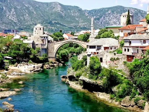 Mostar, Bośnia i Hercegowina: Stary Most i rzeka Neretwa. Planujesz podróż? Sprawdź bośnia i hercegowina zasady wjazdu.