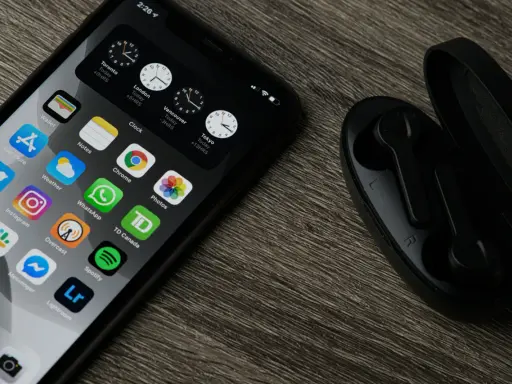 Chcesz wiedzieć, jak zaktualizować iPhone? Na ekranie widać ikony aplikacji, zegary i słuchawki.