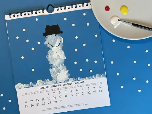 Schneemann-Malerei auf Kalenderblatt für Januar. Tolle kalender basteln ideen für die monate.