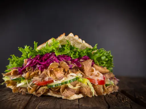 Saftiger Döner mit Fleisch, Salat, Tomaten, Gurken und Rotkohl. Perfekt, um Kebab selber machen zu lernen!