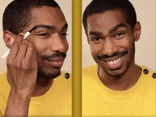 Un homme ajuste la forme de son sourcil avec un crayon. Il sourit, confiant dans son nouveau look.