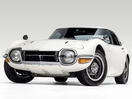 Weißer Toyota 2000GT, ein ikonischer Sportwagen. Der Toyota 2000GT Preis ist hoch, aber die Investition lohnt sich für dieses Meisterwerk.