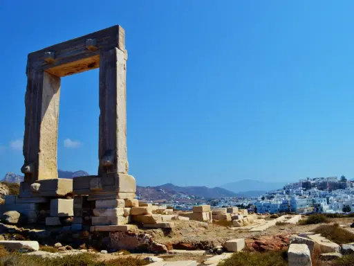 Antica porta a Naxos, con la città bianca sullo sfondo. Un luogo perfetto per esplorare con i bambini.