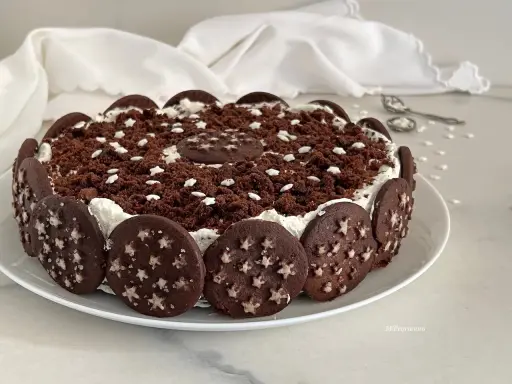Torta Pan di Stelle decorata con biscotti, crema e briciole di cioccolato. Un dolce stellare!