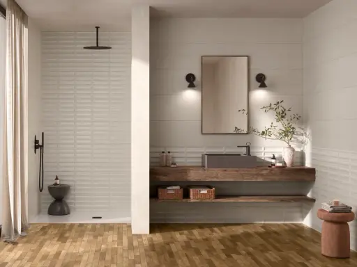Bagno moderno con doccia a vista, lavabo in pietra e mensole in legno. Un esempio di idee bagno originali con un tocco naturale.