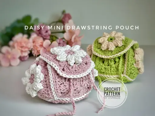 Dos bolsitas de ganchillo para regalos, una rosa y otra verde, decoradas con flores de ganchillo.