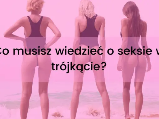 Trzy kobiety w strojach kąpielowych stoją na plaży.