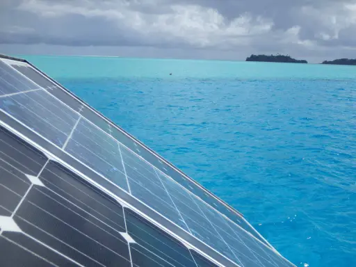 Panneau solaire bateau, quelle puissance pour naviguer en autonomie ? L'eau turquoise et les îles au loin invitent au voyage.