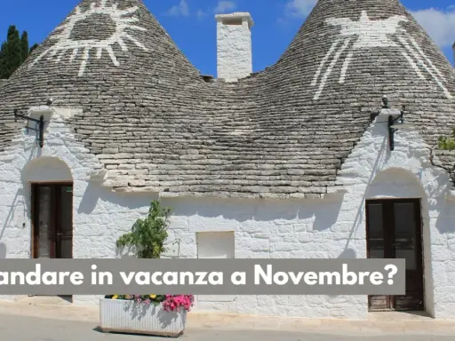 Trulli pugliesi con simboli bianchi sui tetti conici. Scopri cosa fare a novembre in Italia, tra borghi e sapori autunnali.