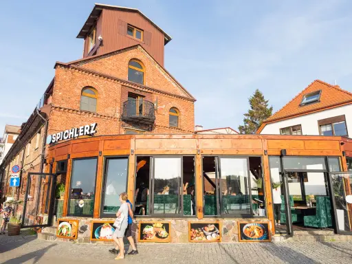 Restauracja "Spichlerz" w Ustce, jedna z atrakcji miasta, zaprasza do swoich wnętrz.