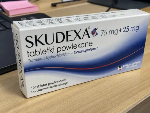 Opakowanie leku Skudexa 75 mg + 25 mg, zawierające 10 tabletek powlekanych tramadolu i deksketoprofenu.