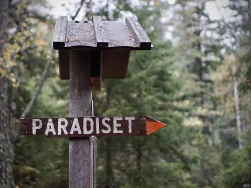 En skylt pekar mot paradisets naturreservat.