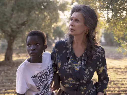 Sophia Loren i młody chłopiec patrzą w dal, jakby widzieli całe życie przed sobą.
