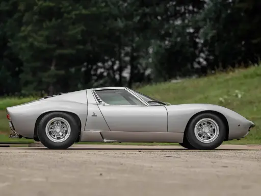 Silberner Lamborghini Miura S, ein Klassiker, dessen Preis Kenner begeistert.