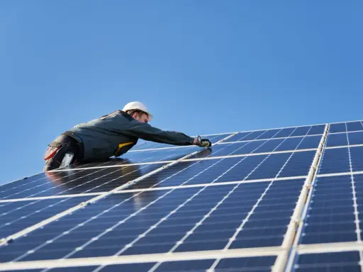 Instalator montuje panele fotowoltaiczne. Nowa ustawa o OZE jakie czekają nas zmiany w energetyce odnawialnej.