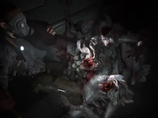 Postapokaliptyczna walka z potwornym królem szczurów w The Last of Us. Postać w masce gazowej i z latarką mierzy się z przerażającym stworzeniem.