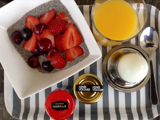 Frukost med chiapudding, bär, apelsinjuice och ett kokt ägg. En burk Bourbon Vanilla visar hur mycket vaniljpulver motsvarar en vaniljstång.