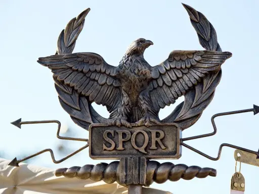 Aquila romana con SPQR, simbolo di Roma, con ali spiegate e frecce.