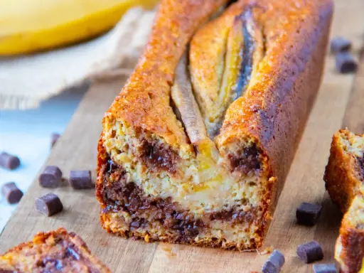 Gâteau moelleux au chocolat et banane, parfait pour une recette gâteau chocolat banane healthy. Des morceaux de chocolat parsèment ce délice.
