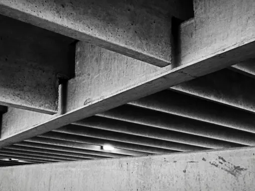 Skomplikowana konstrukcja z betonu C25/30, tworząca ciekawe cienie i linie pod sufitem.
