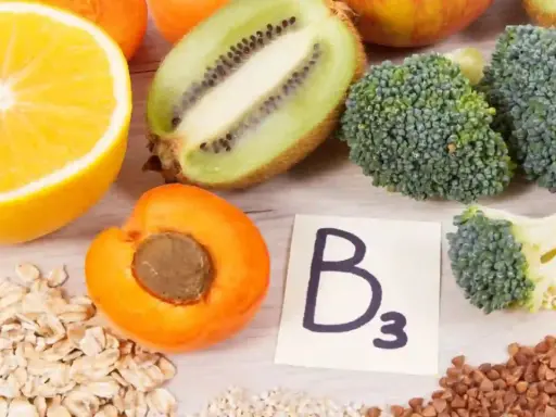 Fruits, légumes et céréales illustrant les vitamine b3 bienfaits. Orange, kiwi, abricot, brocoli, flocons d'avoine, sarrasin.