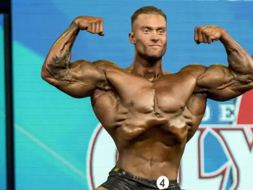 Ein Bodybuilder präsentiert seine Muskeln auf der Bühne des Classic Physique Olympia.