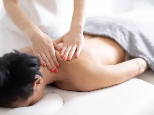 Relaksacyjny masaż pleców. Czy na masażu trzeba się rozebrać? Zazwyczaj tak, aby terapeuta miał dostęp do skóry.
