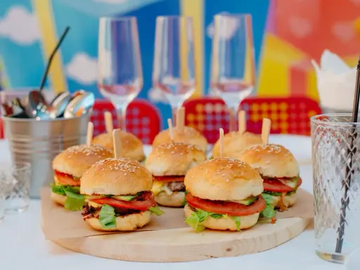 Gdzie kupić mini bułki do burgerów? Sklepy, przepis i porady!