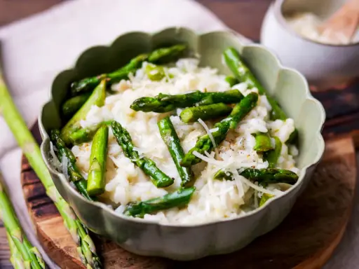 Cremiges Risotto mit frischem Spargel und Parmesan, ein Frühlingsgenuss.