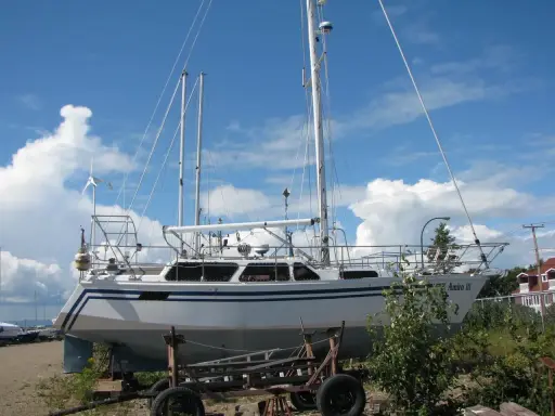 Le voilier "Amiro III" est sur des chandelles, prêt pour l'hiver. Gilbert Caroff admire son bateau.