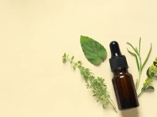 Flacon d'huile essentielle, menthe, thym et romarin, pour soulager la toux sèche.