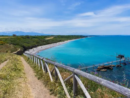Sentiero panoramico sull'Adriatico, ideale per una vacanza in Abruzzo con bambini. Spiaggia di ciottoli, mare cristallino e un trabocco.